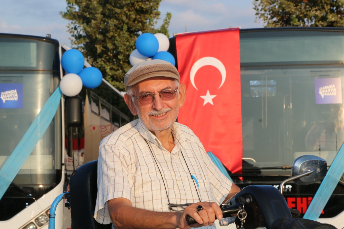 Büyükşehir Belediyesi, Sakarya’nın ulaşımında milat olacak bir yatırımı hayata geçirdi. Başkan Yusuf Alemdar’ın müjdesini verdiği biri %100 elektrikli olmak üzere 23 son teknoloji otobüs ile 1 adet metrobüs Demokrasi Meydanı’