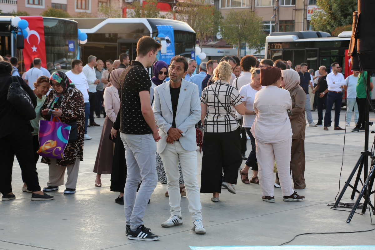 Büyükşehir Belediyesi, Sakarya’nın ulaşımında milat olacak bir yatırımı hayata geçirdi. Başkan Yusuf Alemdar’ın müjdesini verdiği biri %100 elektrikli olmak üzere 23 son teknoloji otobüs ile 1 adet metrobüs Demokrasi Meydanı’