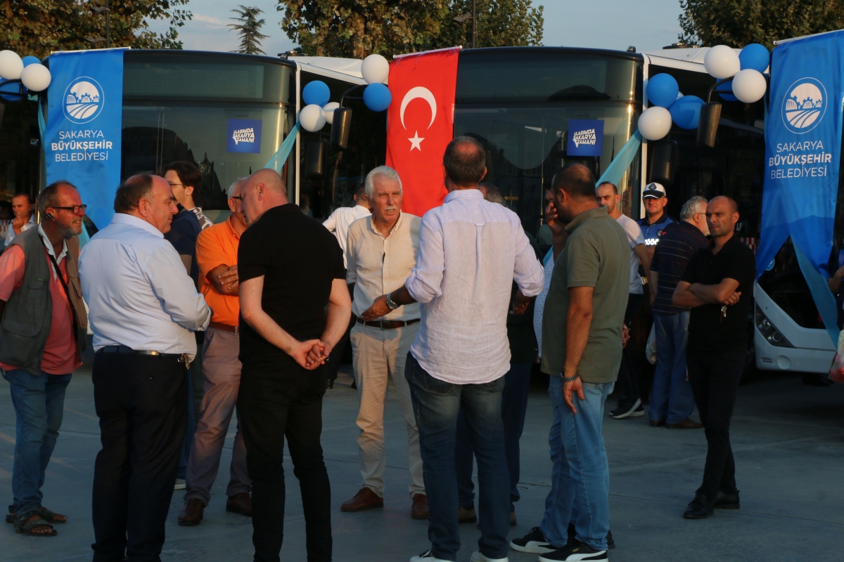 Büyükşehir Belediyesi, Sakarya’nın ulaşımında milat olacak bir yatırımı hayata geçirdi. Başkan Yusuf Alemdar’ın müjdesini verdiği biri %100 elektrikli olmak üzere 23 son teknoloji otobüs ile 1 adet metrobüs Demokrasi Meydanı’
