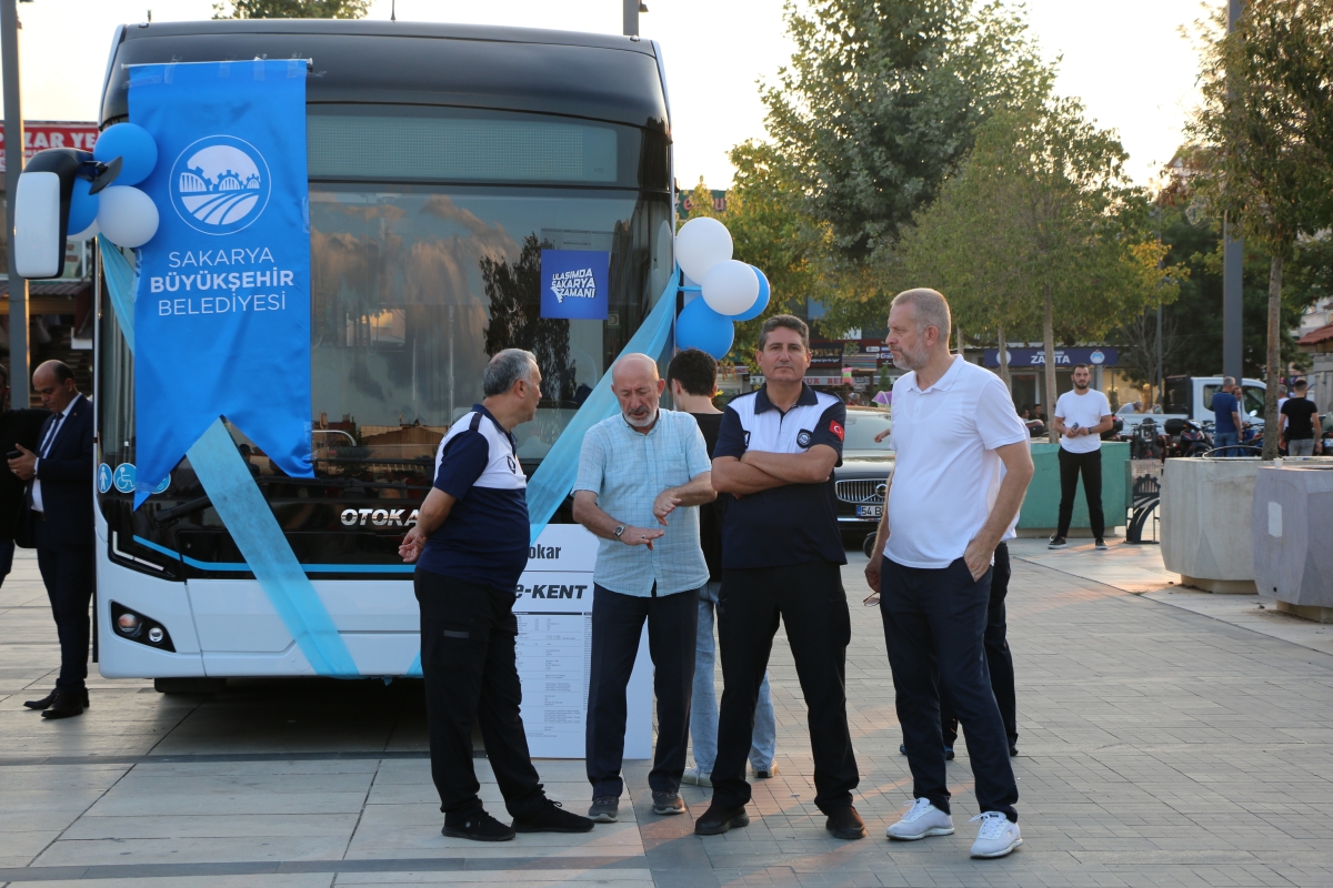 Büyükşehir Belediyesi, Sakarya’nın ulaşımında milat olacak bir yatırımı hayata geçirdi. Başkan Yusuf Alemdar’ın müjdesini verdiği biri %100 elektrikli olmak üzere 23 son teknoloji otobüs ile 1 adet metrobüs Demokrasi Meydanı’