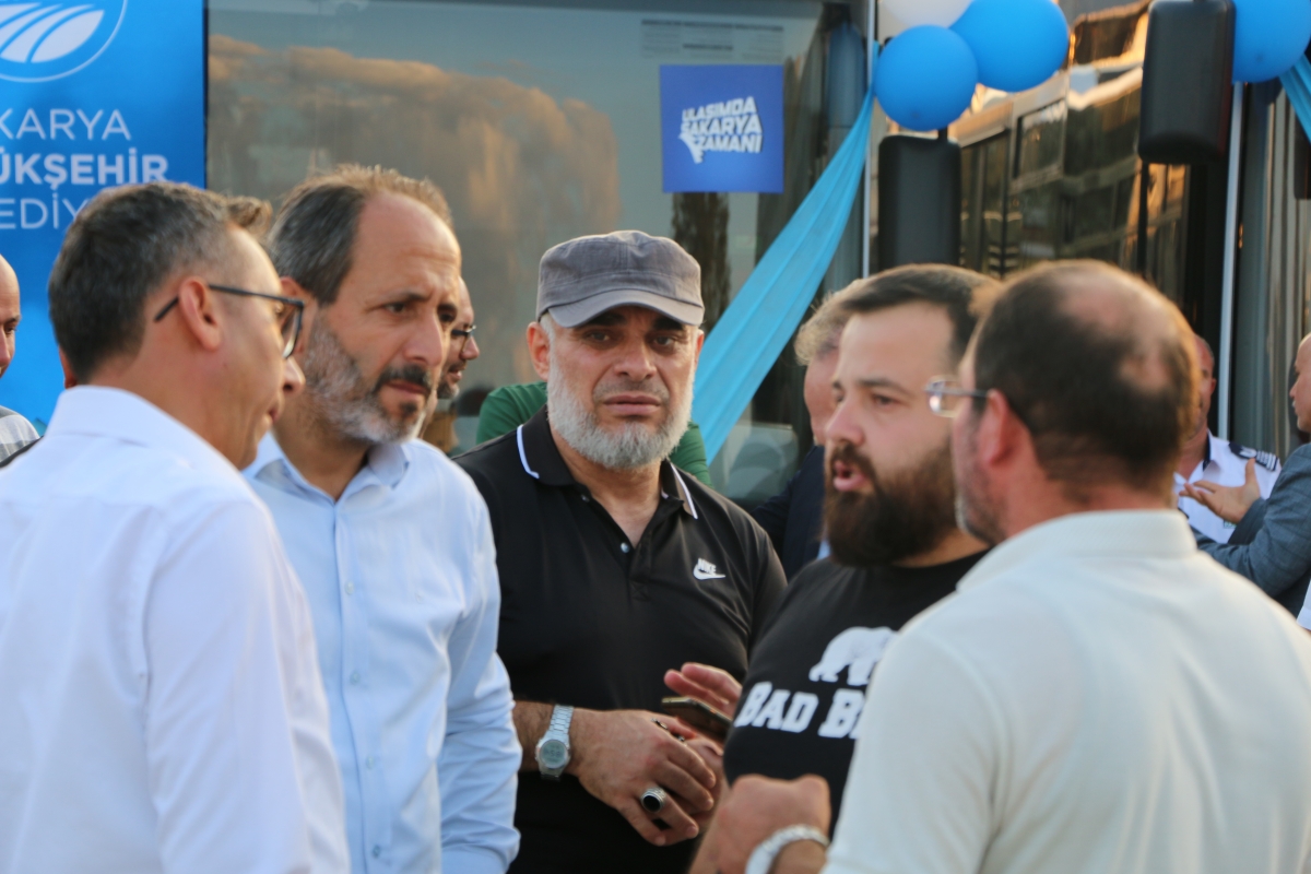 Büyükşehir Belediyesi, Sakarya’nın ulaşımında milat olacak bir yatırımı hayata geçirdi. Başkan Yusuf Alemdar’ın müjdesini verdiği biri %100 elektrikli olmak üzere 23 son teknoloji otobüs ile 1 adet metrobüs Demokrasi Meydanı’