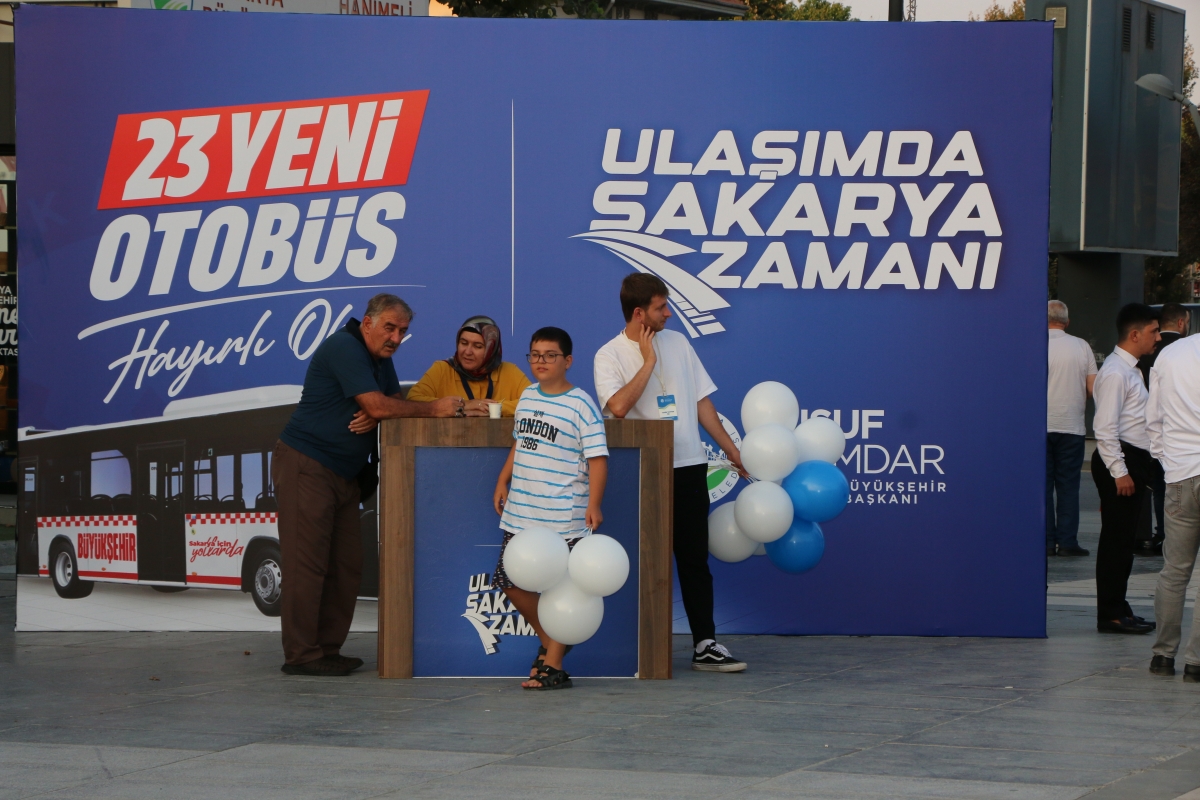 Büyükşehir Belediyesi, Sakarya’nın ulaşımında milat olacak bir yatırımı hayata geçirdi. Başkan Yusuf Alemdar’ın müjdesini verdiği biri %100 elektrikli olmak üzere 23 son teknoloji otobüs ile 1 adet metrobüs Demokrasi Meydanı’