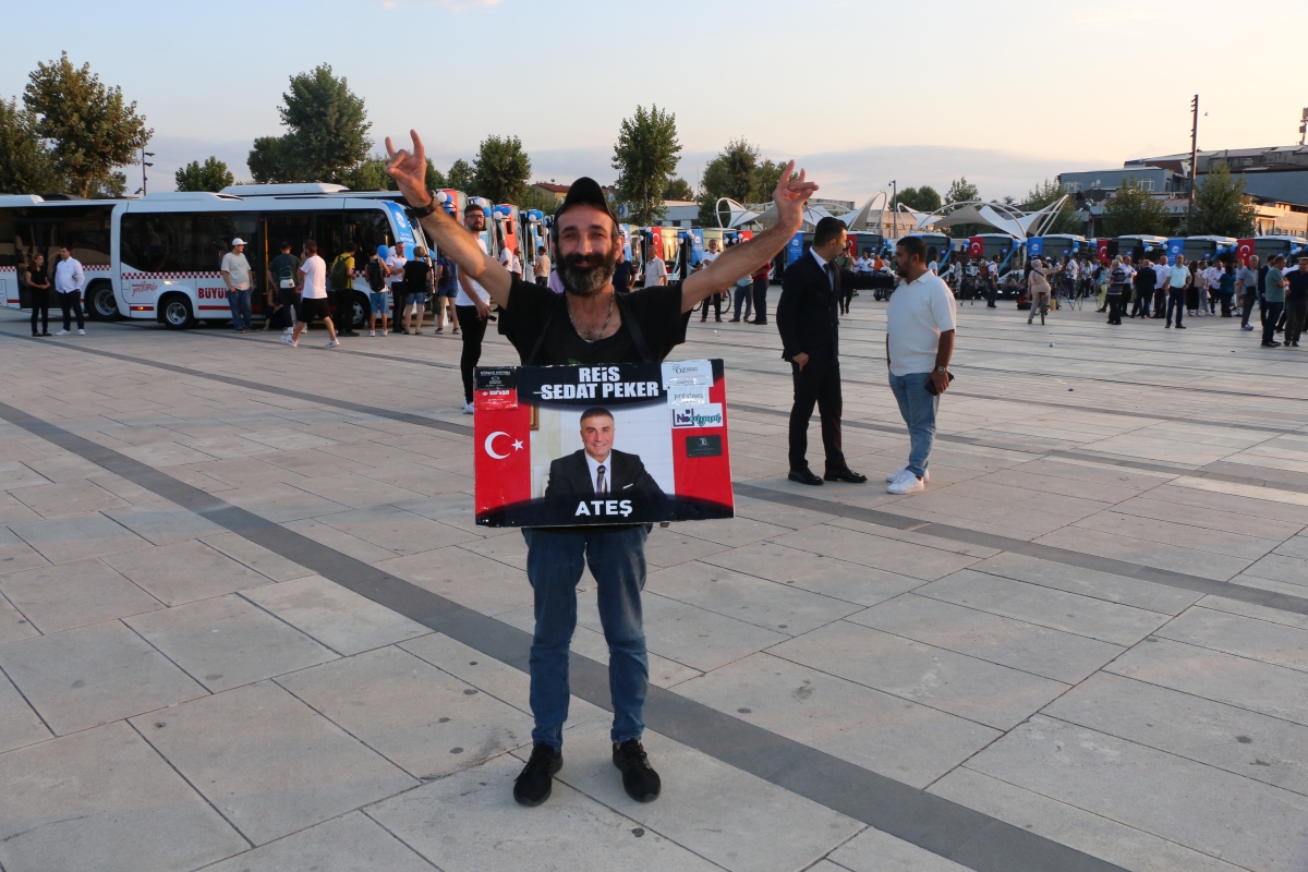 Büyükşehir Belediyesi, Sakarya’nın ulaşımında milat olacak bir yatırımı hayata geçirdi. Başkan Yusuf Alemdar’ın müjdesini verdiği biri %100 elektrikli olmak üzere 23 son teknoloji otobüs ile 1 adet metrobüs Demokrasi Meydanı’
