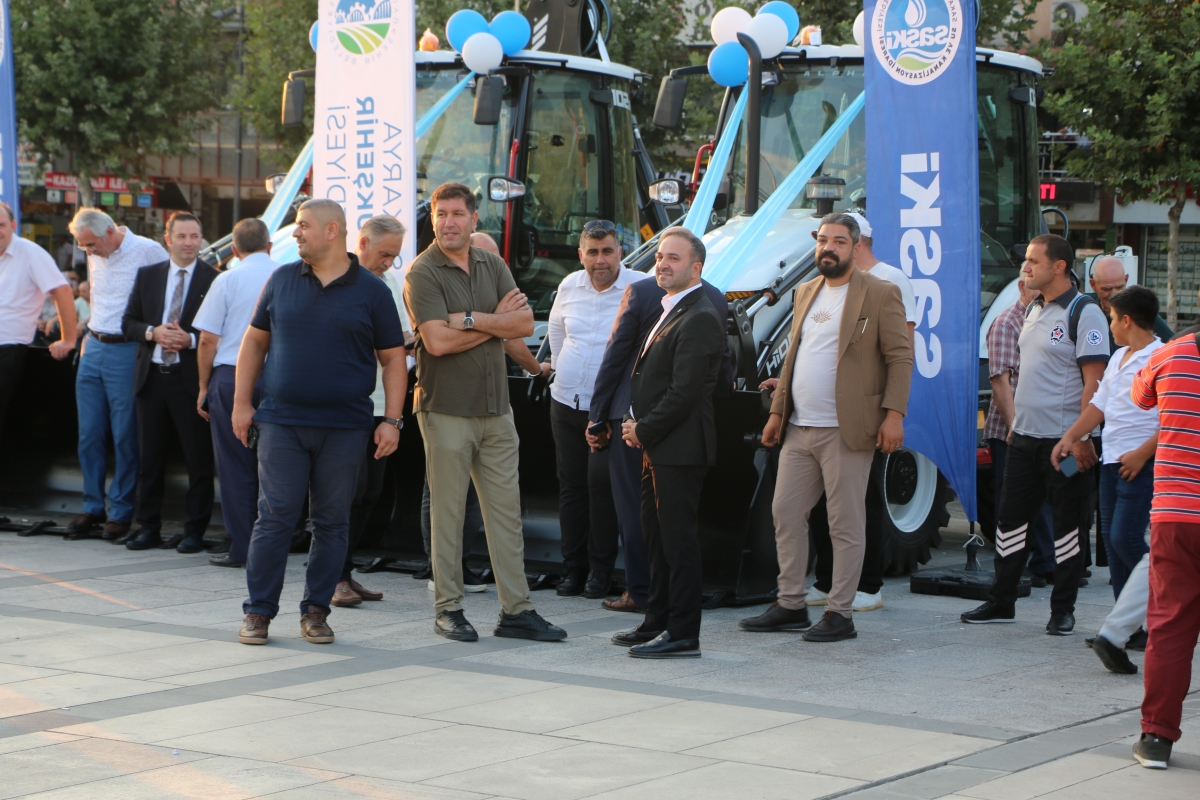 Büyükşehir Belediyesi, Sakarya’nın ulaşımında milat olacak bir yatırımı hayata geçirdi. Başkan Yusuf Alemdar’ın müjdesini verdiği biri %100 elektrikli olmak üzere 23 son teknoloji otobüs ile 1 adet metrobüs Demokrasi Meydanı’