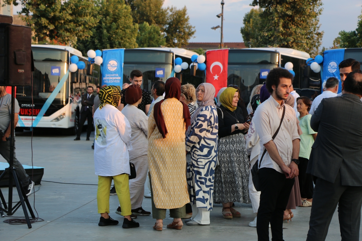 Büyükşehir Belediyesi, Sakarya’nın ulaşımında milat olacak bir yatırımı hayata geçirdi. Başkan Yusuf Alemdar’ın müjdesini verdiği biri %100 elektrikli olmak üzere 23 son teknoloji otobüs ile 1 adet metrobüs Demokrasi Meydanı’