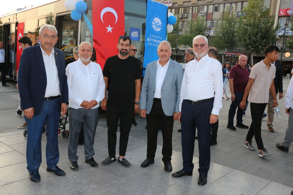 Büyükşehir Belediyesi, Sakarya’nın ulaşımında milat olacak bir yatırımı hayata geçirdi. Başkan Yusuf Alemdar’ın müjdesini verdiği biri %100 elektrikli olmak üzere 23 son teknoloji otobüs ile 1 adet metrobüs Demokrasi Meydanı’