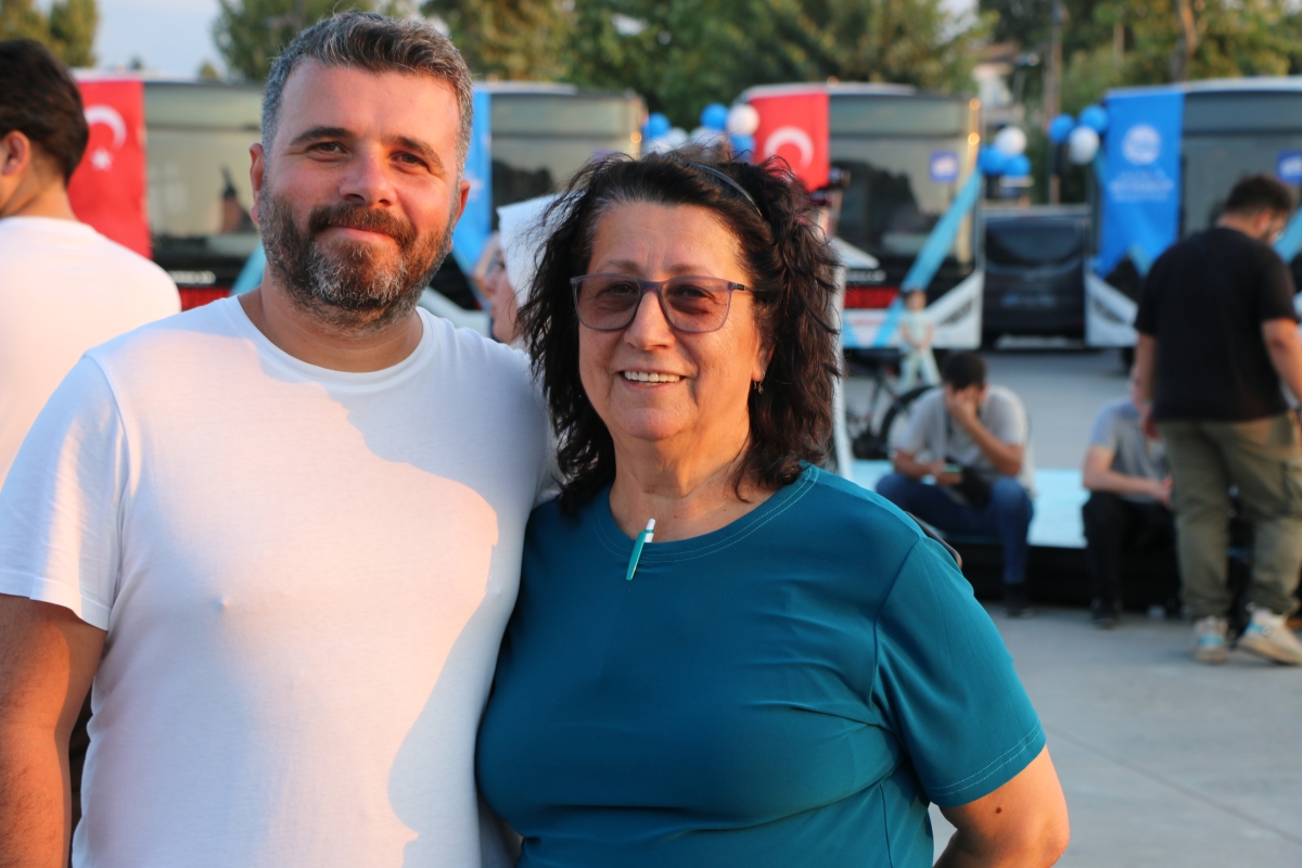 Büyükşehir Belediyesi, Sakarya’nın ulaşımında milat olacak bir yatırımı hayata geçirdi. Başkan Yusuf Alemdar’ın müjdesini verdiği biri %100 elektrikli olmak üzere 23 son teknoloji otobüs ile 1 adet metrobüs Demokrasi Meydanı’