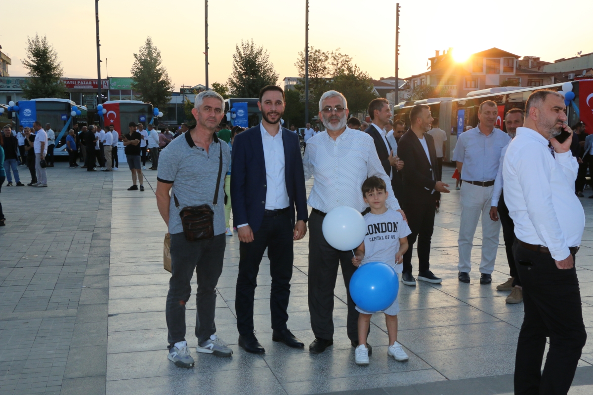Büyükşehir Belediyesi, Sakarya’nın ulaşımında milat olacak bir yatırımı hayata geçirdi. Başkan Yusuf Alemdar’ın müjdesini verdiği biri %100 elektrikli olmak üzere 23 son teknoloji otobüs ile 1 adet metrobüs Demokrasi Meydanı’