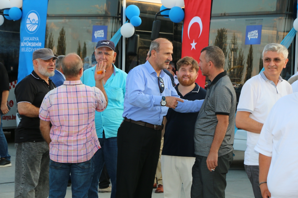 Büyükşehir Belediyesi, Sakarya’nın ulaşımında milat olacak bir yatırımı hayata geçirdi. Başkan Yusuf Alemdar’ın müjdesini verdiği biri %100 elektrikli olmak üzere 23 son teknoloji otobüs ile 1 adet metrobüs Demokrasi Meydanı’