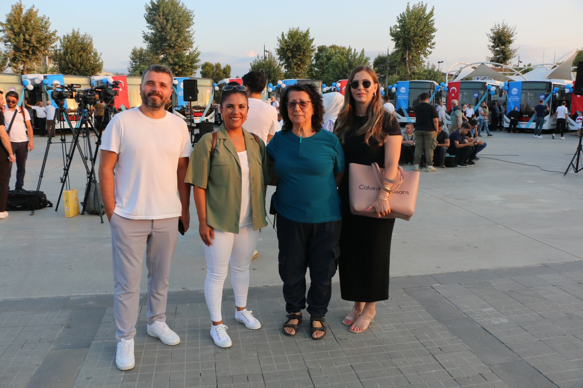 Büyükşehir Belediyesi, Sakarya’nın ulaşımında milat olacak bir yatırımı hayata geçirdi. Başkan Yusuf Alemdar’ın müjdesini verdiği biri %100 elektrikli olmak üzere 23 son teknoloji otobüs ile 1 adet metrobüs Demokrasi Meydanı’