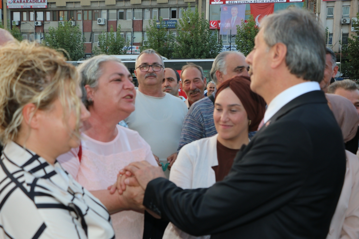 Büyükşehir Belediyesi, Sakarya’nın ulaşımında milat olacak bir yatırımı hayata geçirdi. Başkan Yusuf Alemdar’ın müjdesini verdiği biri %100 elektrikli olmak üzere 23 son teknoloji otobüs ile 1 adet metrobüs Demokrasi Meydanı’