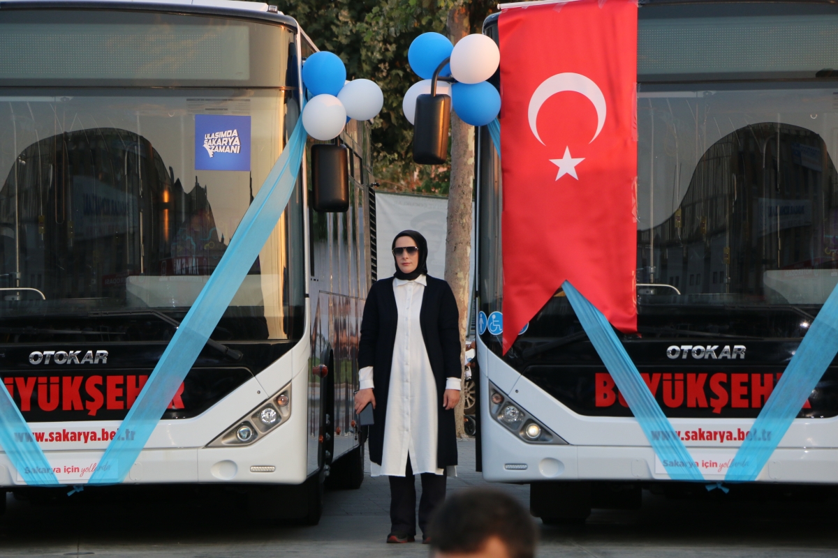Büyükşehir Belediyesi, Sakarya’nın ulaşımında milat olacak bir yatırımı hayata geçirdi. Başkan Yusuf Alemdar’ın müjdesini verdiği biri %100 elektrikli olmak üzere 23 son teknoloji otobüs ile 1 adet metrobüs Demokrasi Meydanı’