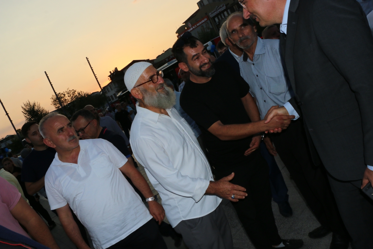 Büyükşehir Belediyesi, Sakarya’nın ulaşımında milat olacak bir yatırımı hayata geçirdi. Başkan Yusuf Alemdar’ın müjdesini verdiği biri %100 elektrikli olmak üzere 23 son teknoloji otobüs ile 1 adet metrobüs Demokrasi Meydanı’