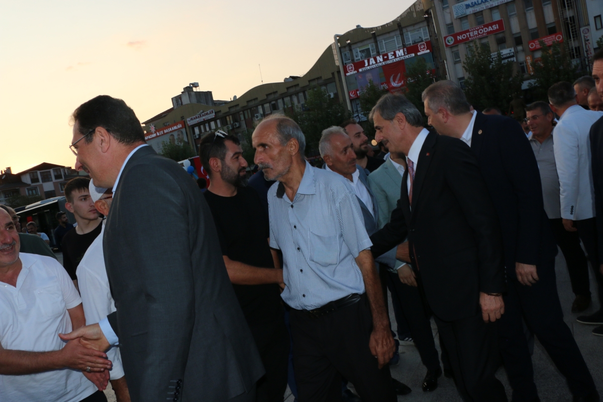 Büyükşehir Belediyesi, Sakarya’nın ulaşımında milat olacak bir yatırımı hayata geçirdi. Başkan Yusuf Alemdar’ın müjdesini verdiği biri %100 elektrikli olmak üzere 23 son teknoloji otobüs ile 1 adet metrobüs Demokrasi Meydanı’