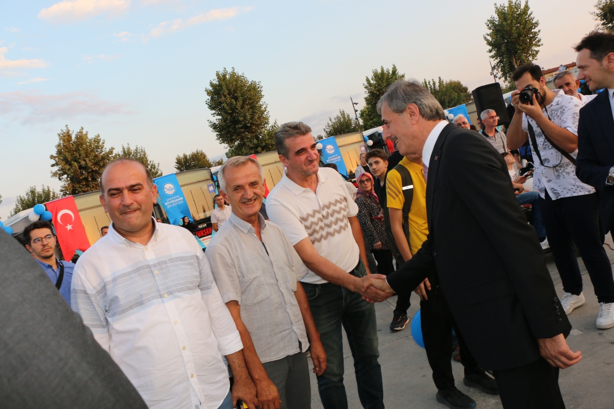Büyükşehir Belediyesi, Sakarya’nın ulaşımında milat olacak bir yatırımı hayata geçirdi. Başkan Yusuf Alemdar’ın müjdesini verdiği biri %100 elektrikli olmak üzere 23 son teknoloji otobüs ile 1 adet metrobüs Demokrasi Meydanı’