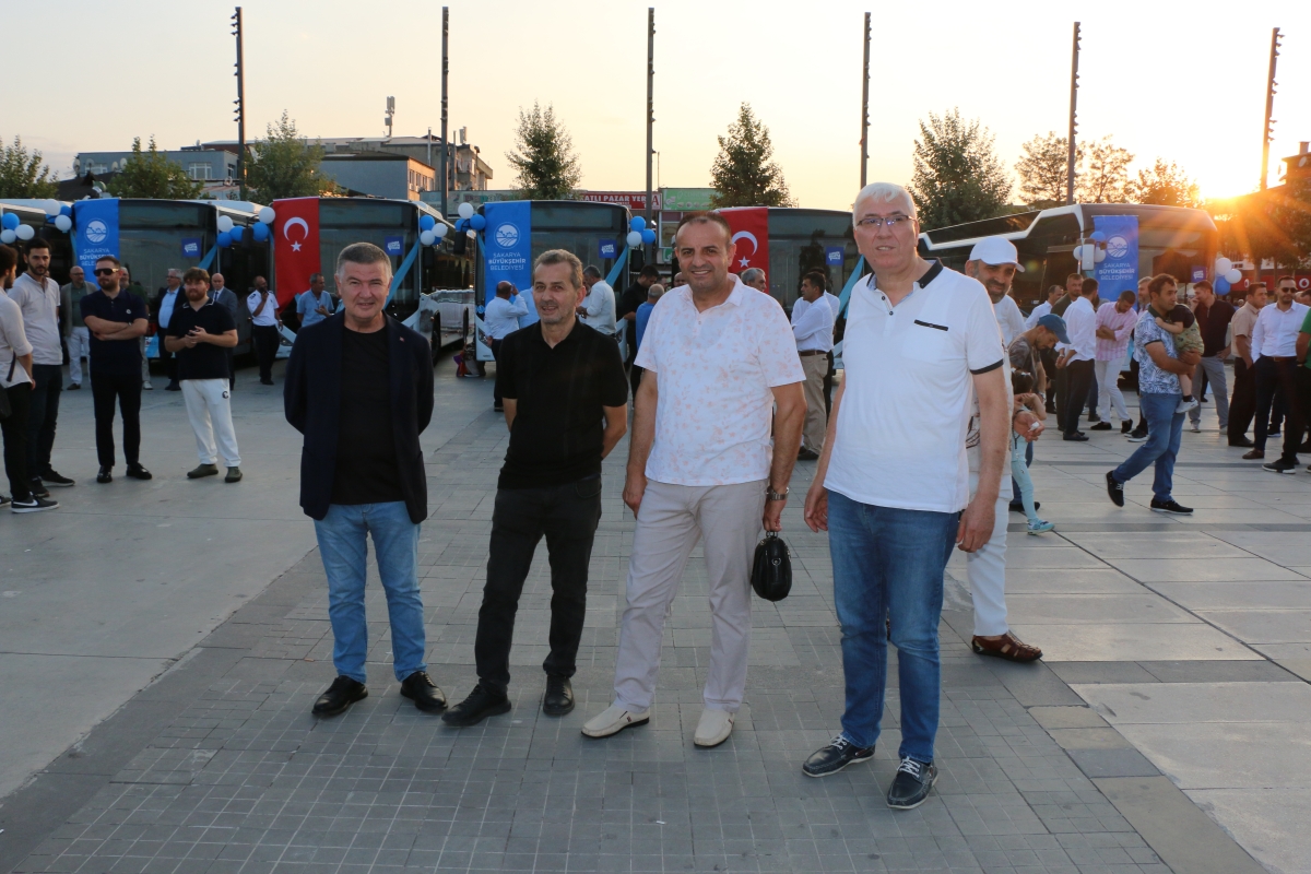 Büyükşehir Belediyesi, Sakarya’nın ulaşımında milat olacak bir yatırımı hayata geçirdi. Başkan Yusuf Alemdar’ın müjdesini verdiği biri %100 elektrikli olmak üzere 23 son teknoloji otobüs ile 1 adet metrobüs Demokrasi Meydanı’