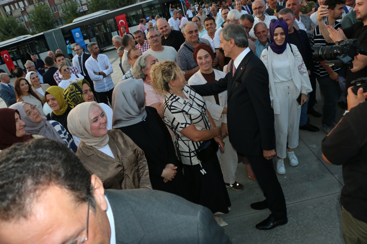 Büyükşehir Belediyesi, Sakarya’nın ulaşımında milat olacak bir yatırımı hayata geçirdi. Başkan Yusuf Alemdar’ın müjdesini verdiği biri %100 elektrikli olmak üzere 23 son teknoloji otobüs ile 1 adet metrobüs Demokrasi Meydanı’