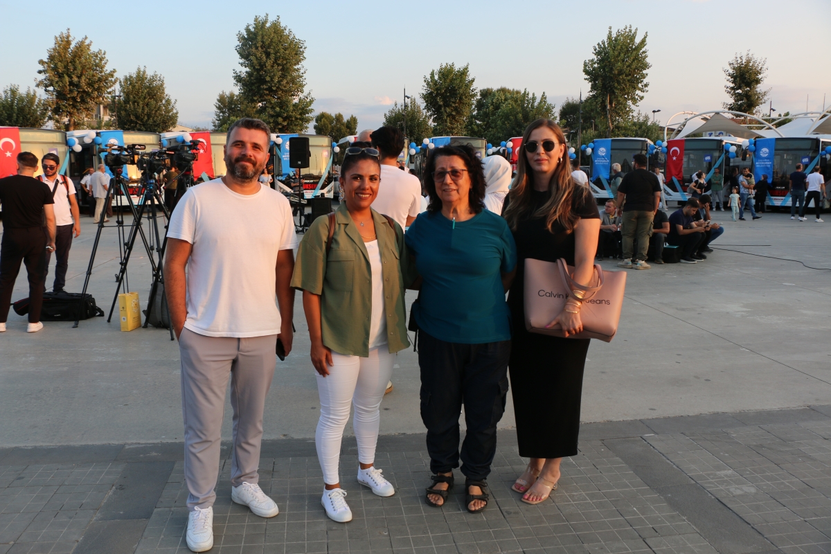 Büyükşehir Belediyesi, Sakarya’nın ulaşımında milat olacak bir yatırımı hayata geçirdi. Başkan Yusuf Alemdar’ın müjdesini verdiği biri %100 elektrikli olmak üzere 23 son teknoloji otobüs ile 1 adet metrobüs Demokrasi Meydanı’