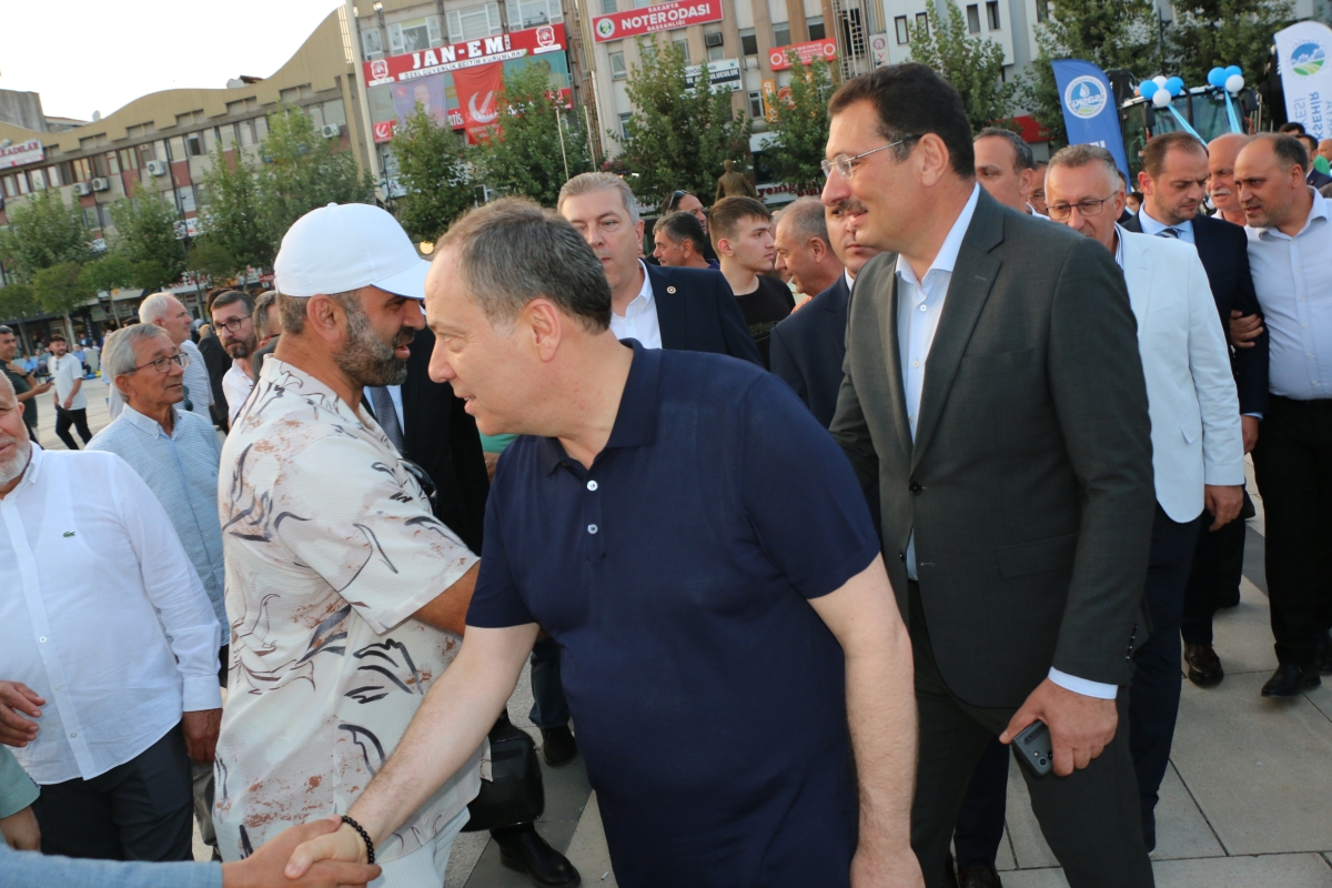Büyükşehir Belediyesi, Sakarya’nın ulaşımında milat olacak bir yatırımı hayata geçirdi. Başkan Yusuf Alemdar’ın müjdesini verdiği biri %100 elektrikli olmak üzere 23 son teknoloji otobüs ile 1 adet metrobüs Demokrasi Meydanı’