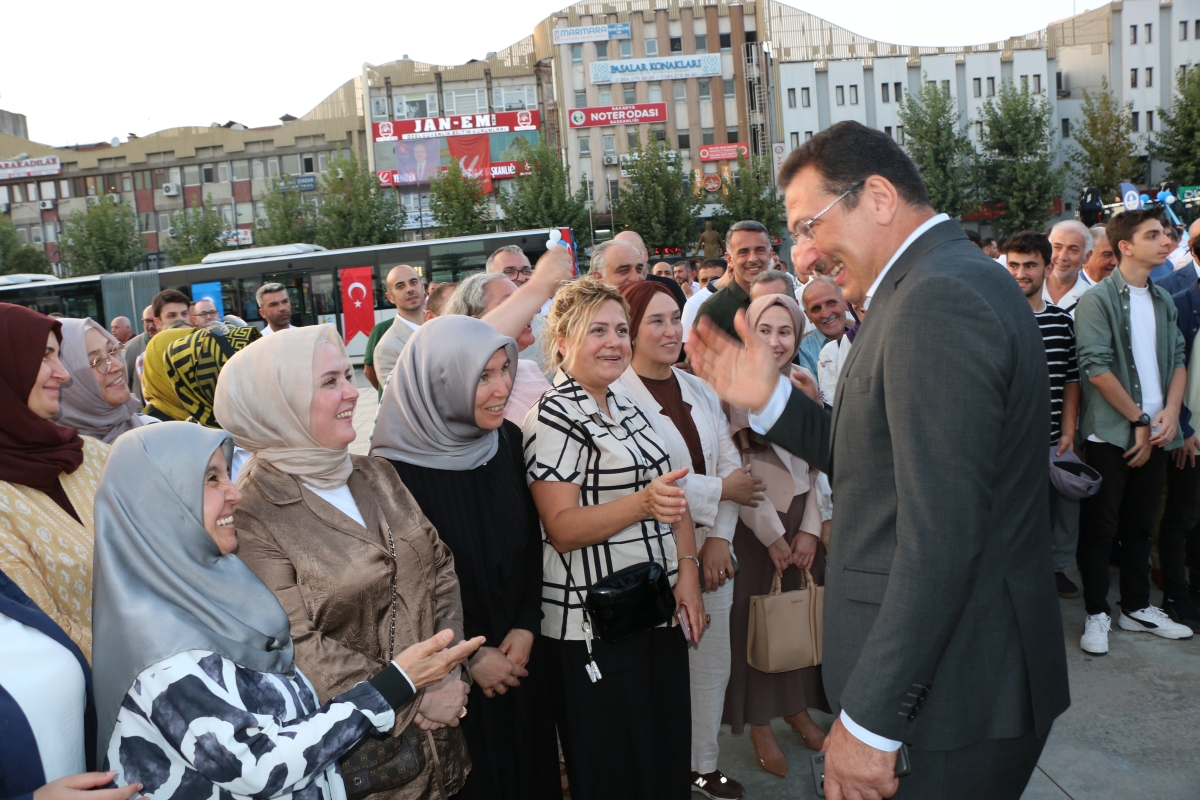 Büyükşehir Belediyesi, Sakarya’nın ulaşımında milat olacak bir yatırımı hayata geçirdi. Başkan Yusuf Alemdar’ın müjdesini verdiği biri %100 elektrikli olmak üzere 23 son teknoloji otobüs ile 1 adet metrobüs Demokrasi Meydanı’