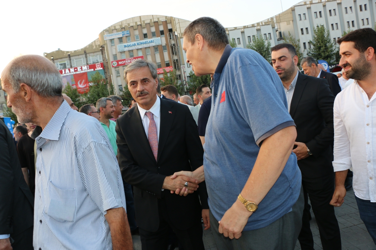 Büyükşehir Belediyesi, Sakarya’nın ulaşımında milat olacak bir yatırımı hayata geçirdi. Başkan Yusuf Alemdar’ın müjdesini verdiği biri %100 elektrikli olmak üzere 23 son teknoloji otobüs ile 1 adet metrobüs Demokrasi Meydanı’