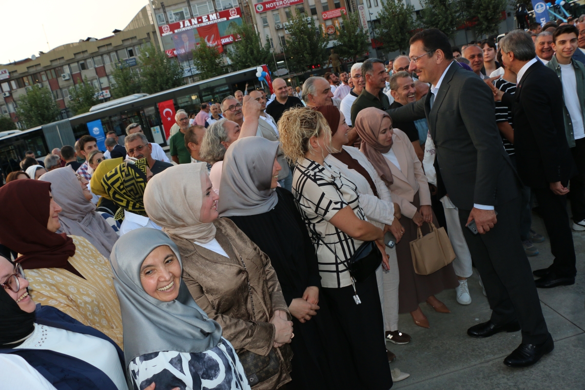 Büyükşehir Belediyesi, Sakarya’nın ulaşımında milat olacak bir yatırımı hayata geçirdi. Başkan Yusuf Alemdar’ın müjdesini verdiği biri %100 elektrikli olmak üzere 23 son teknoloji otobüs ile 1 adet metrobüs Demokrasi Meydanı’