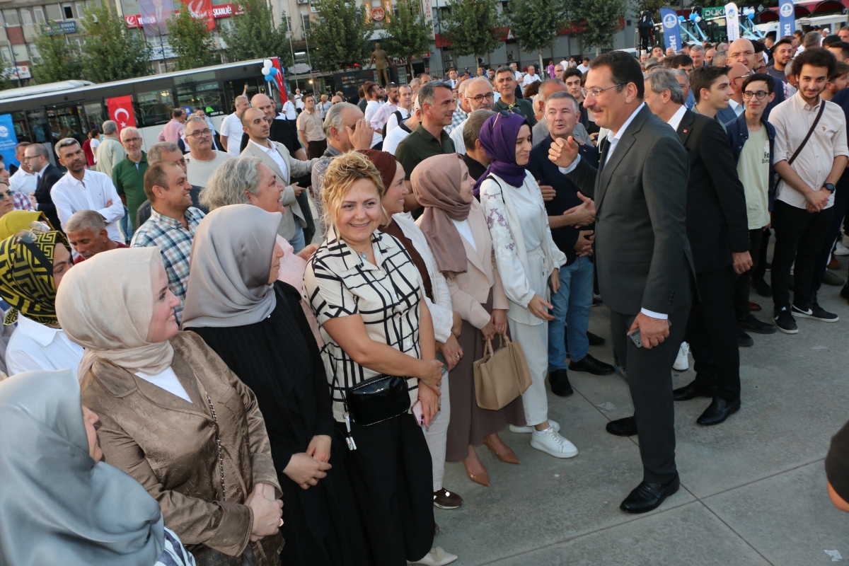 Büyükşehir Belediyesi, Sakarya’nın ulaşımında milat olacak bir yatırımı hayata geçirdi. Başkan Yusuf Alemdar’ın müjdesini verdiği biri %100 elektrikli olmak üzere 23 son teknoloji otobüs ile 1 adet metrobüs Demokrasi Meydanı’