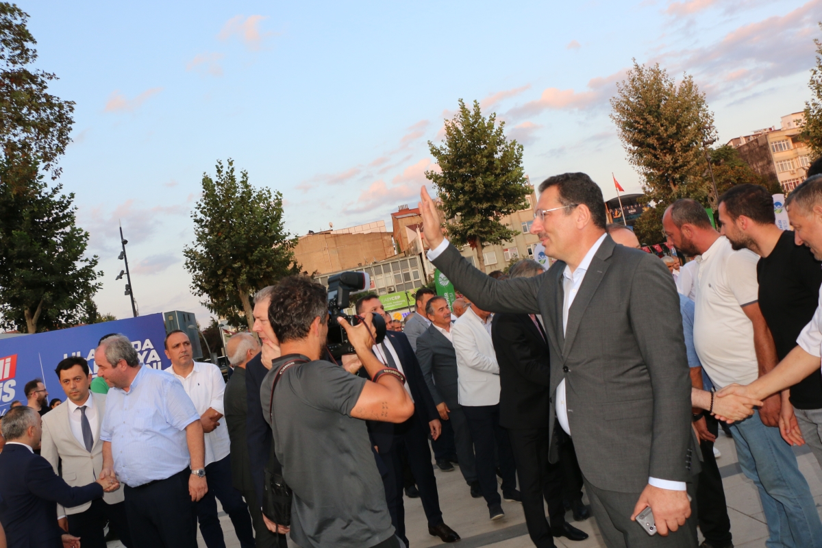 Büyükşehir Belediyesi, Sakarya’nın ulaşımında milat olacak bir yatırımı hayata geçirdi. Başkan Yusuf Alemdar’ın müjdesini verdiği biri %100 elektrikli olmak üzere 23 son teknoloji otobüs ile 1 adet metrobüs Demokrasi Meydanı’