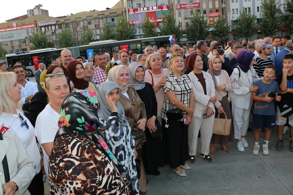 Büyükşehir Belediyesi, Sakarya’nın ulaşımında milat olacak bir yatırımı hayata geçirdi. Başkan Yusuf Alemdar’ın müjdesini verdiği biri %100 elektrikli olmak üzere 23 son teknoloji otobüs ile 1 adet metrobüs Demokrasi Meydanı’