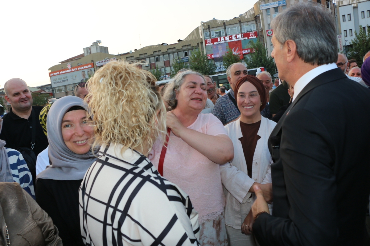 Büyükşehir Belediyesi, Sakarya’nın ulaşımında milat olacak bir yatırımı hayata geçirdi. Başkan Yusuf Alemdar’ın müjdesini verdiği biri %100 elektrikli olmak üzere 23 son teknoloji otobüs ile 1 adet metrobüs Demokrasi Meydanı’