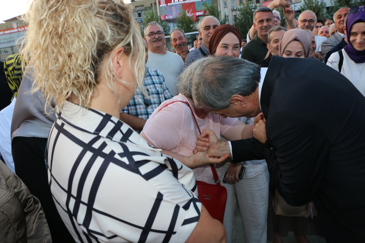 Büyükşehir Belediyesi, Sakarya’nın ulaşımında milat olacak bir yatırımı hayata geçirdi. Başkan Yusuf Alemdar’ın müjdesini verdiği biri %100 elektrikli olmak üzere 23 son teknoloji otobüs ile 1 adet metrobüs Demokrasi Meydanı’