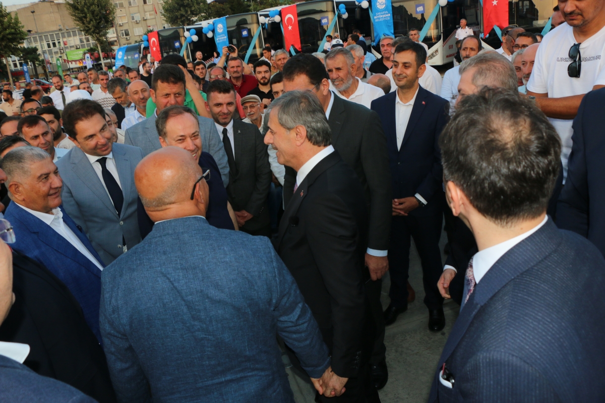 Büyükşehir Belediyesi, Sakarya’nın ulaşımında milat olacak bir yatırımı hayata geçirdi. Başkan Yusuf Alemdar’ın müjdesini verdiği biri %100 elektrikli olmak üzere 23 son teknoloji otobüs ile 1 adet metrobüs Demokrasi Meydanı’