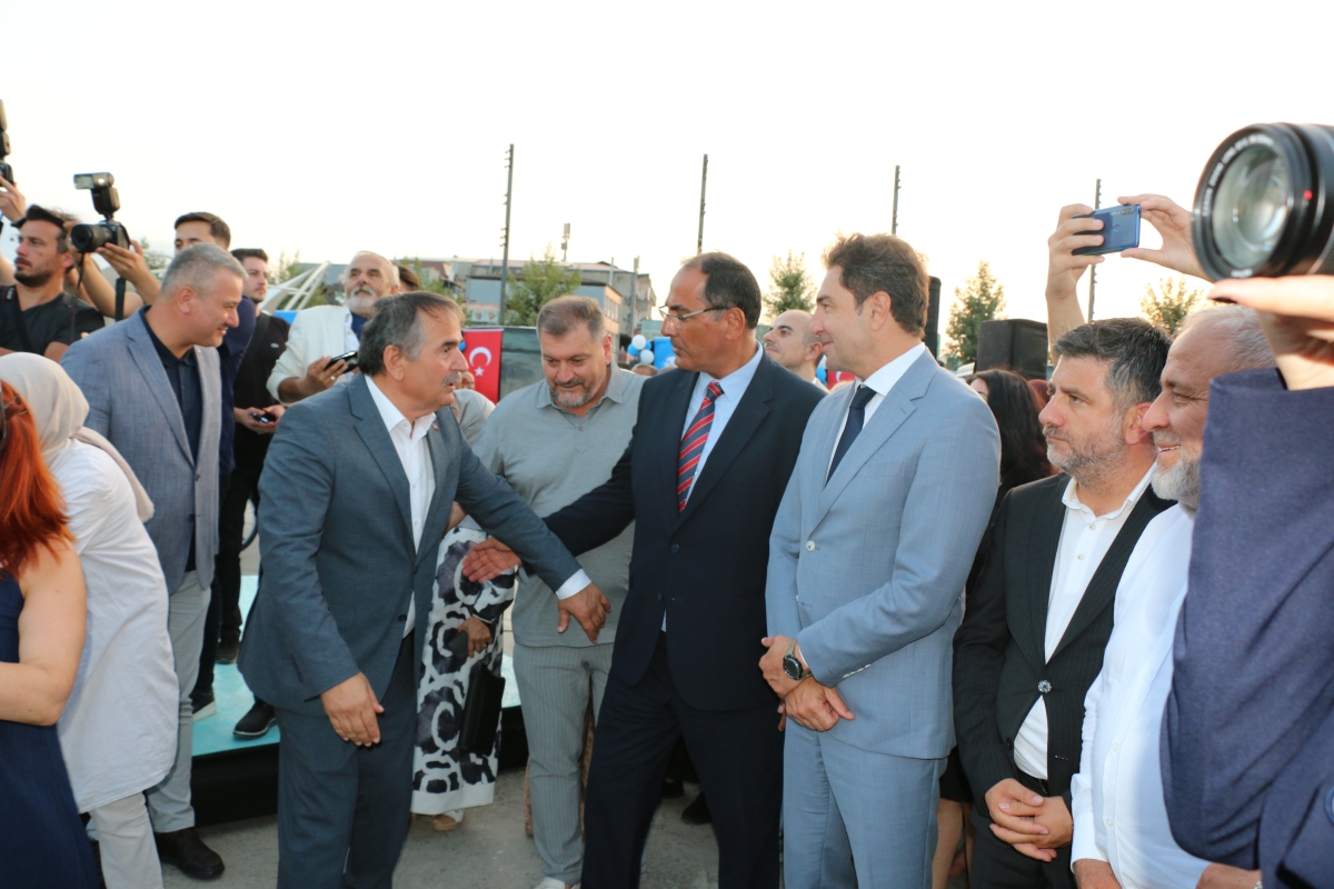 Büyükşehir Belediyesi, Sakarya’nın ulaşımında milat olacak bir yatırımı hayata geçirdi. Başkan Yusuf Alemdar’ın müjdesini verdiği biri %100 elektrikli olmak üzere 23 son teknoloji otobüs ile 1 adet metrobüs Demokrasi Meydanı’