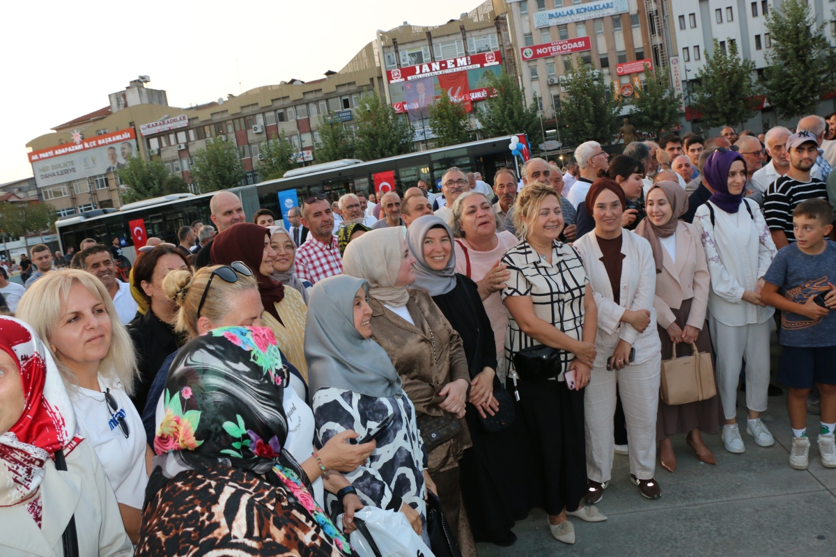 Büyükşehir Belediyesi, Sakarya’nın ulaşımında milat olacak bir yatırımı hayata geçirdi. Başkan Yusuf Alemdar’ın müjdesini verdiği biri %100 elektrikli olmak üzere 23 son teknoloji otobüs ile 1 adet metrobüs Demokrasi Meydanı’