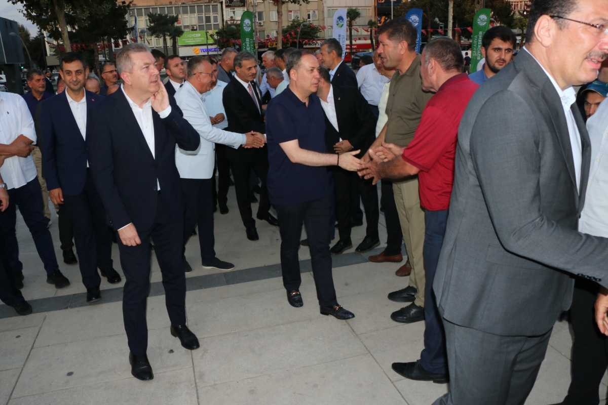 Büyükşehir Belediyesi, Sakarya’nın ulaşımında milat olacak bir yatırımı hayata geçirdi. Başkan Yusuf Alemdar’ın müjdesini verdiği biri %100 elektrikli olmak üzere 23 son teknoloji otobüs ile 1 adet metrobüs Demokrasi Meydanı’