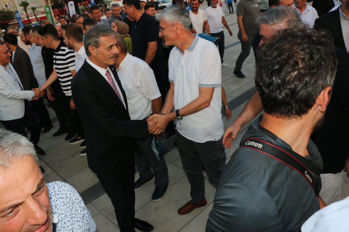 Büyükşehir Belediyesi, Sakarya’nın ulaşımında milat olacak bir yatırımı hayata geçirdi. Başkan Yusuf Alemdar’ın müjdesini verdiği biri %100 elektrikli olmak üzere 23 son teknoloji otobüs ile 1 adet metrobüs Demokrasi Meydanı’