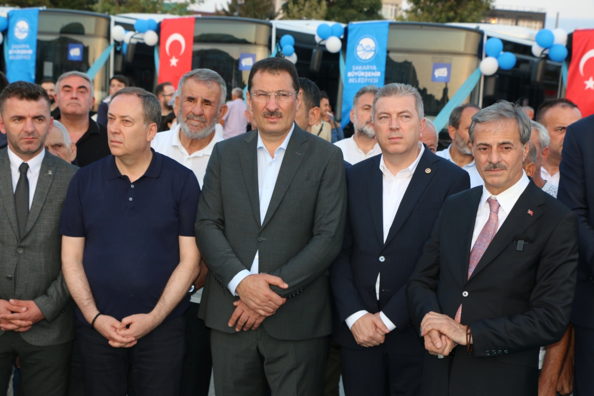 Büyükşehir Belediyesi, Sakarya’nın ulaşımında milat olacak bir yatırımı hayata geçirdi. Başkan Yusuf Alemdar’ın müjdesini verdiği biri %100 elektrikli olmak üzere 23 son teknoloji otobüs ile 1 adet metrobüs Demokrasi Meydanı’