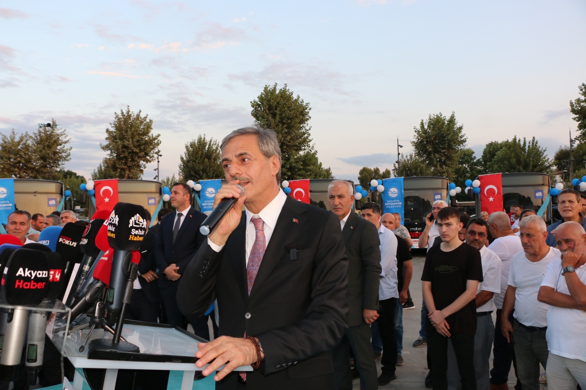 Büyükşehir Belediyesi, Sakarya’nın ulaşımında milat olacak bir yatırımı hayata geçirdi. Başkan Yusuf Alemdar’ın müjdesini verdiği biri %100 elektrikli olmak üzere 23 son teknoloji otobüs ile 1 adet metrobüs Demokrasi Meydanı’