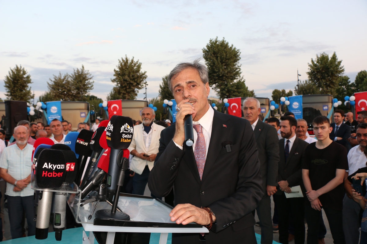 Büyükşehir Belediyesi, Sakarya’nın ulaşımında milat olacak bir yatırımı hayata geçirdi. Başkan Yusuf Alemdar’ın müjdesini verdiği biri %100 elektrikli olmak üzere 23 son teknoloji otobüs ile 1 adet metrobüs Demokrasi Meydanı’