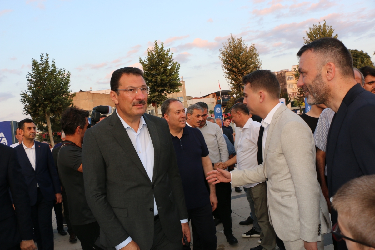 Büyükşehir Belediyesi, Sakarya’nın ulaşımında milat olacak bir yatırımı hayata geçirdi. Başkan Yusuf Alemdar’ın müjdesini verdiği biri %100 elektrikli olmak üzere 23 son teknoloji otobüs ile 1 adet metrobüs Demokrasi Meydanı’