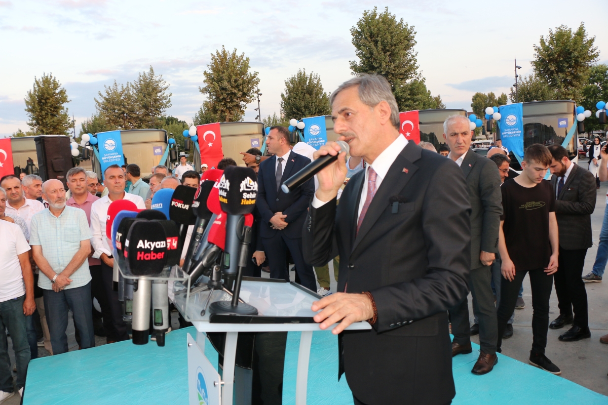 Büyükşehir Belediyesi, Sakarya’nın ulaşımında milat olacak bir yatırımı hayata geçirdi. Başkan Yusuf Alemdar’ın müjdesini verdiği biri %100 elektrikli olmak üzere 23 son teknoloji otobüs ile 1 adet metrobüs Demokrasi Meydanı’