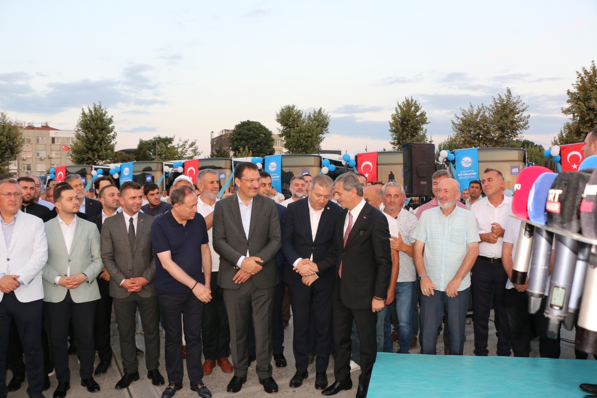 Büyükşehir Belediyesi, Sakarya’nın ulaşımında milat olacak bir yatırımı hayata geçirdi. Başkan Yusuf Alemdar’ın müjdesini verdiği biri %100 elektrikli olmak üzere 23 son teknoloji otobüs ile 1 adet metrobüs Demokrasi Meydanı’