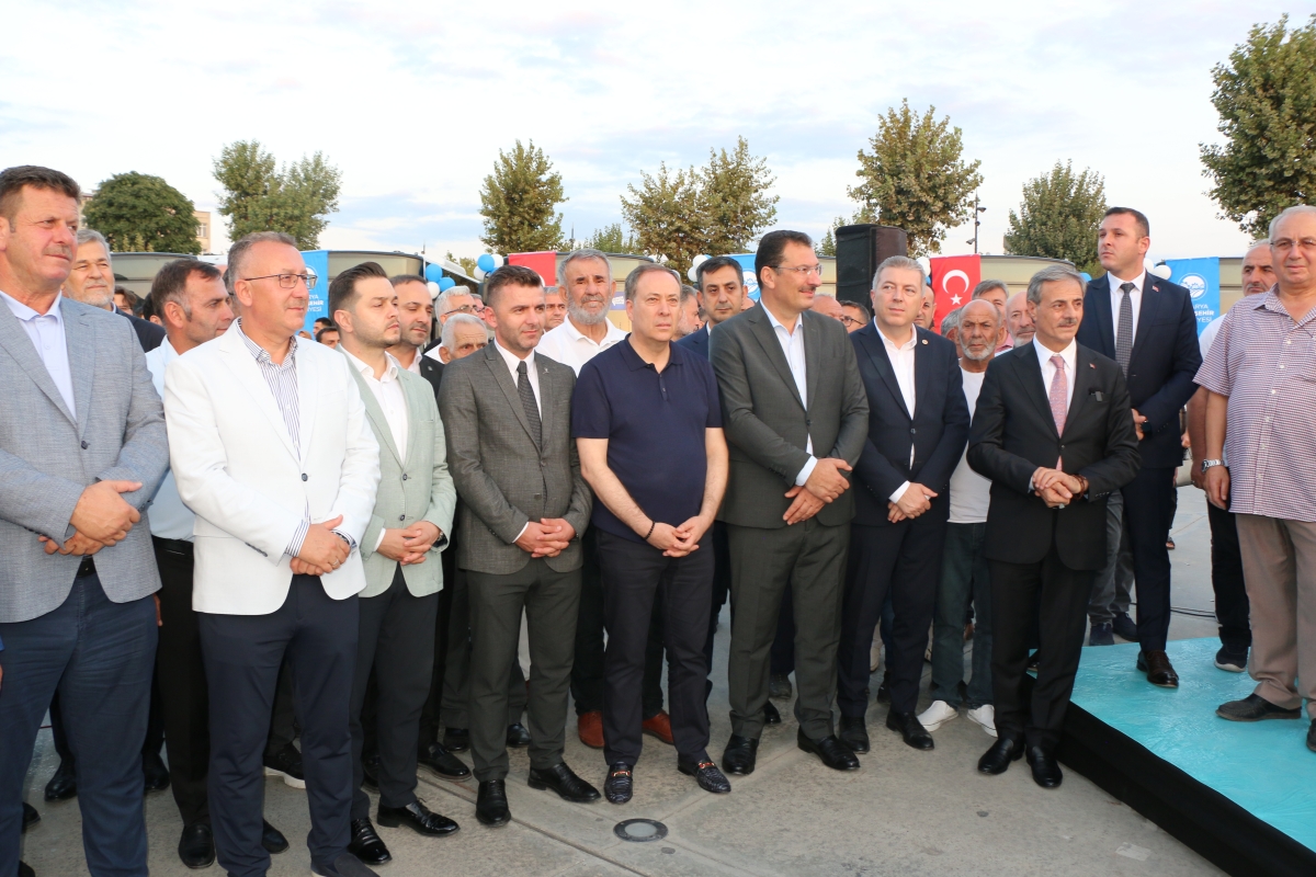 Büyükşehir Belediyesi, Sakarya’nın ulaşımında milat olacak bir yatırımı hayata geçirdi. Başkan Yusuf Alemdar’ın müjdesini verdiği biri %100 elektrikli olmak üzere 23 son teknoloji otobüs ile 1 adet metrobüs Demokrasi Meydanı’