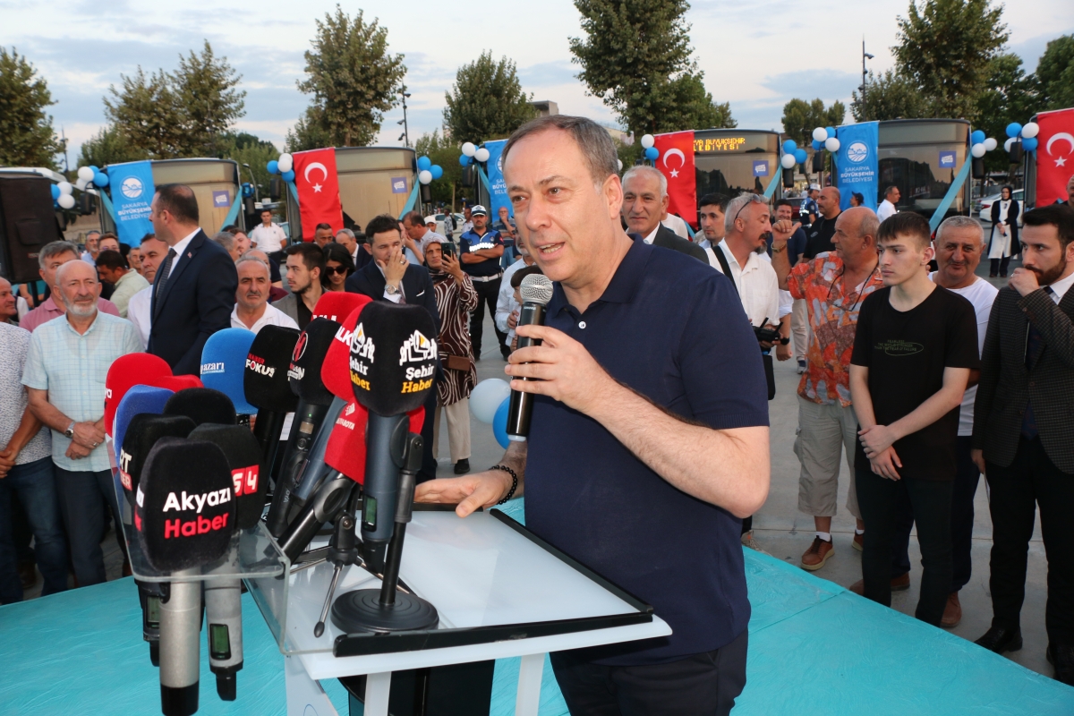Büyükşehir Belediyesi, Sakarya’nın ulaşımında milat olacak bir yatırımı hayata geçirdi. Başkan Yusuf Alemdar’ın müjdesini verdiği biri %100 elektrikli olmak üzere 23 son teknoloji otobüs ile 1 adet metrobüs Demokrasi Meydanı’