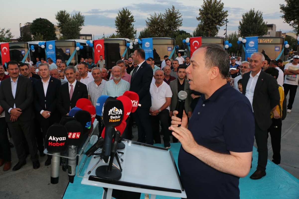 Büyükşehir Belediyesi, Sakarya’nın ulaşımında milat olacak bir yatırımı hayata geçirdi. Başkan Yusuf Alemdar’ın müjdesini verdiği biri %100 elektrikli olmak üzere 23 son teknoloji otobüs ile 1 adet metrobüs Demokrasi Meydanı’