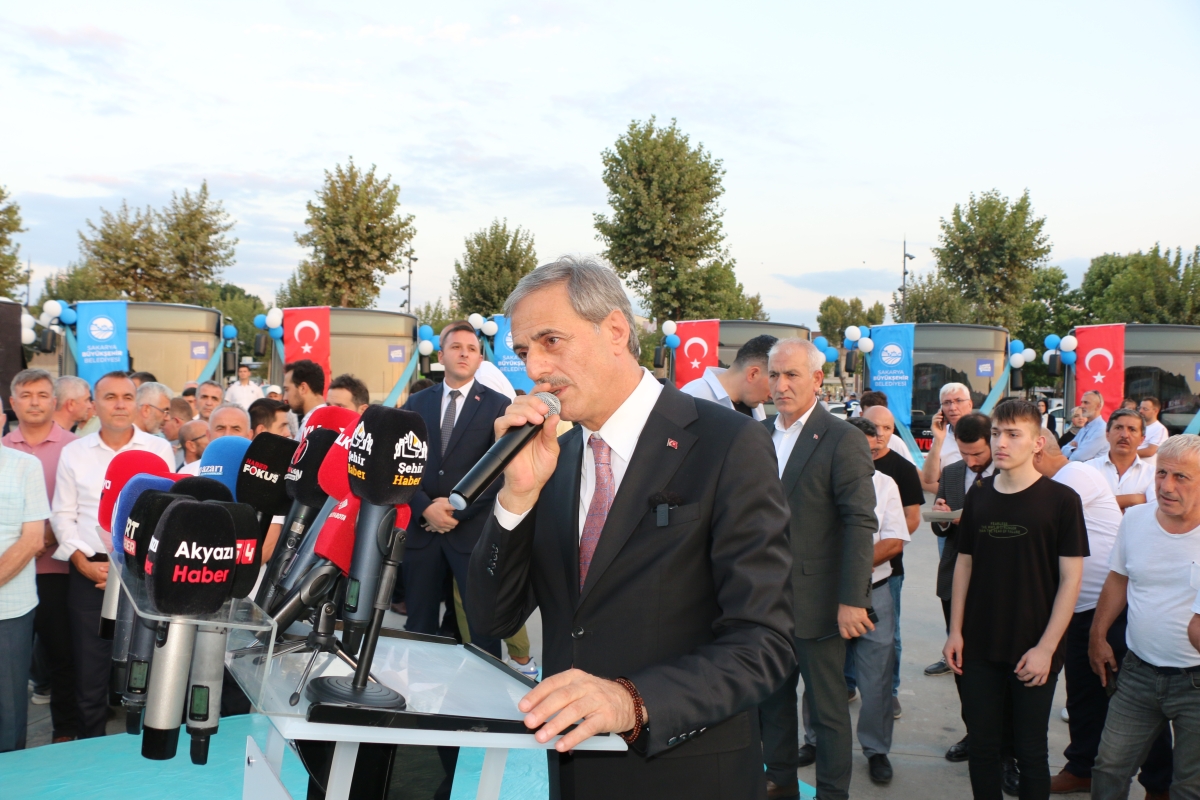 Büyükşehir Belediyesi, Sakarya’nın ulaşımında milat olacak bir yatırımı hayata geçirdi. Başkan Yusuf Alemdar’ın müjdesini verdiği biri %100 elektrikli olmak üzere 23 son teknoloji otobüs ile 1 adet metrobüs Demokrasi Meydanı’