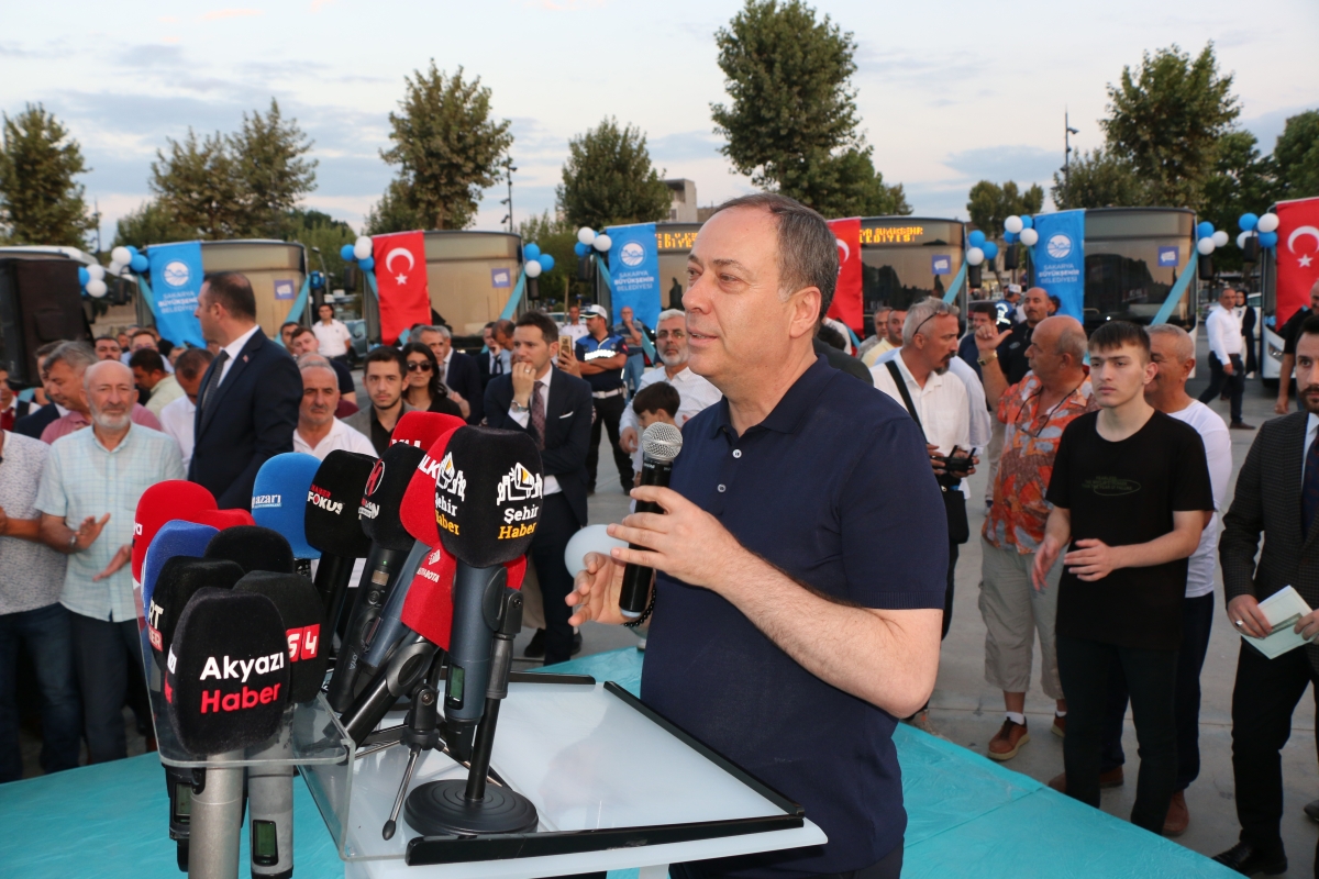 Büyükşehir Belediyesi, Sakarya’nın ulaşımında milat olacak bir yatırımı hayata geçirdi. Başkan Yusuf Alemdar’ın müjdesini verdiği biri %100 elektrikli olmak üzere 23 son teknoloji otobüs ile 1 adet metrobüs Demokrasi Meydanı’