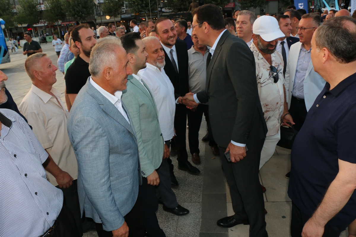 Büyükşehir Belediyesi, Sakarya’nın ulaşımında milat olacak bir yatırımı hayata geçirdi. Başkan Yusuf Alemdar’ın müjdesini verdiği biri %100 elektrikli olmak üzere 23 son teknoloji otobüs ile 1 adet metrobüs Demokrasi Meydanı’