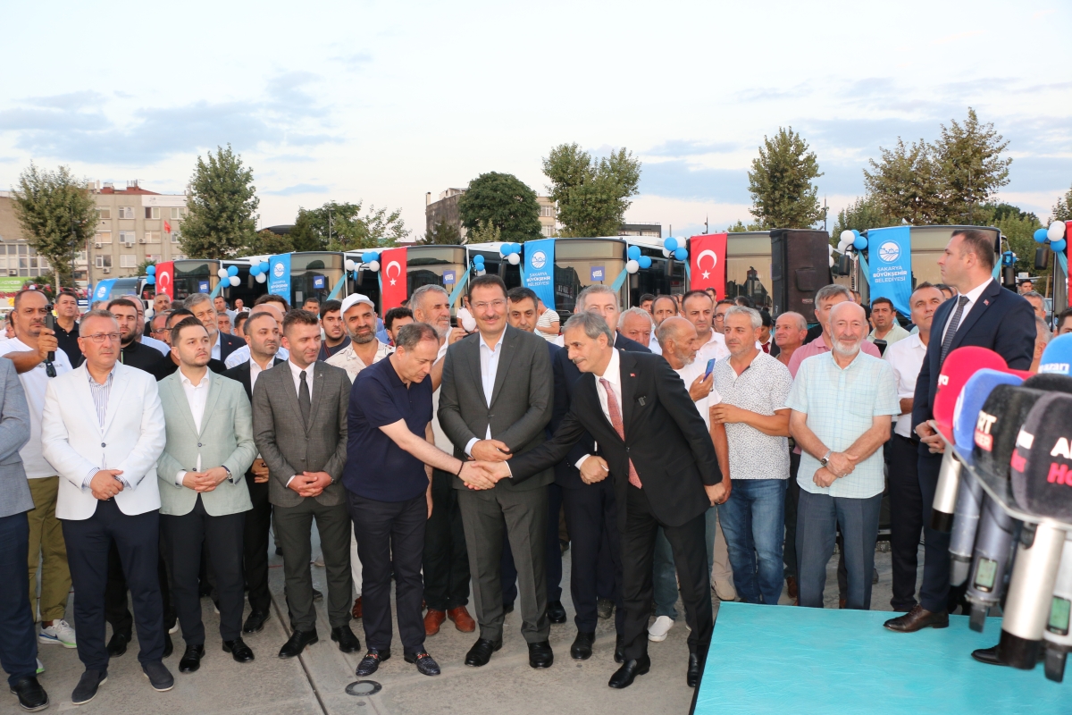 Büyükşehir Belediyesi, Sakarya’nın ulaşımında milat olacak bir yatırımı hayata geçirdi. Başkan Yusuf Alemdar’ın müjdesini verdiği biri %100 elektrikli olmak üzere 23 son teknoloji otobüs ile 1 adet metrobüs Demokrasi Meydanı’