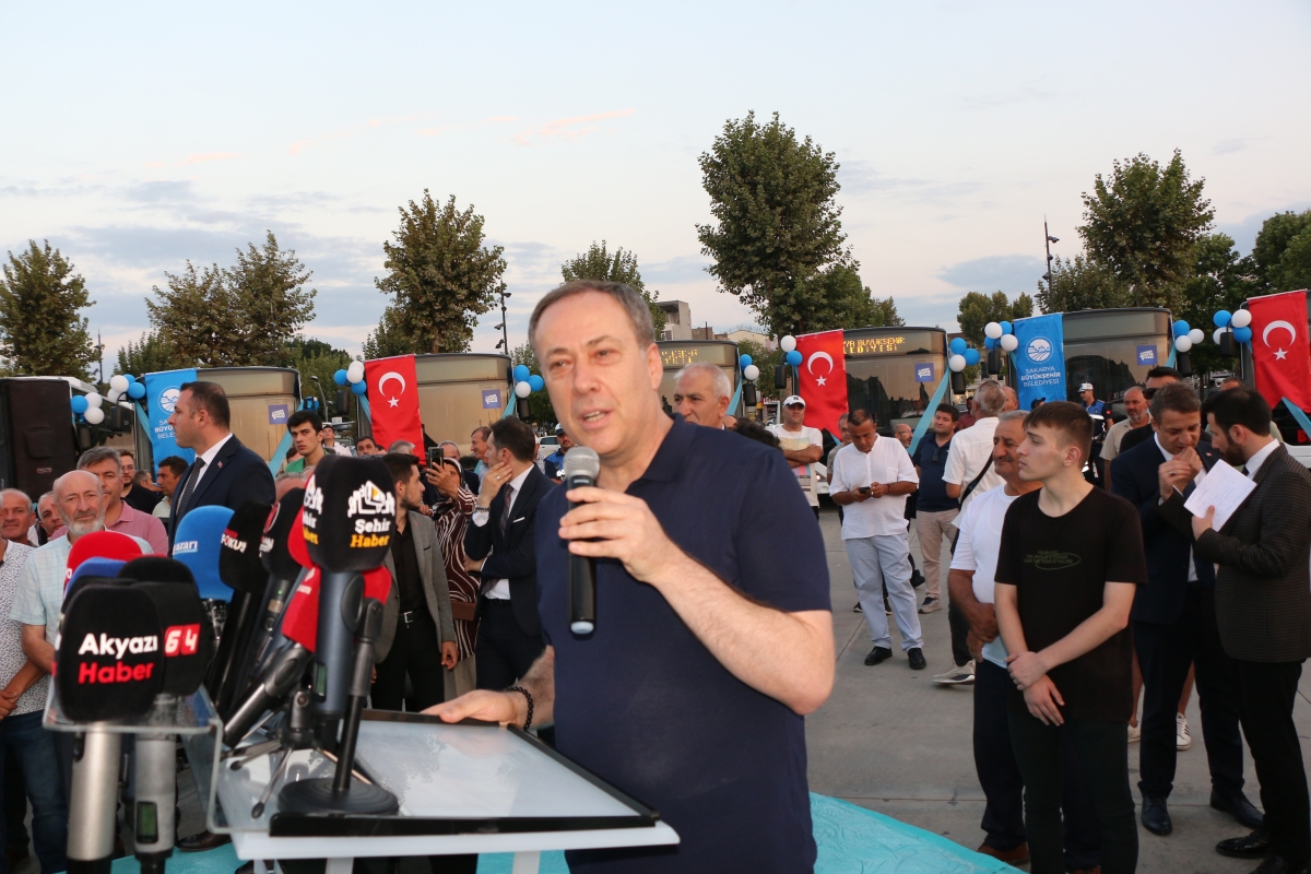 Büyükşehir Belediyesi, Sakarya’nın ulaşımında milat olacak bir yatırımı hayata geçirdi. Başkan Yusuf Alemdar’ın müjdesini verdiği biri %100 elektrikli olmak üzere 23 son teknoloji otobüs ile 1 adet metrobüs Demokrasi Meydanı’